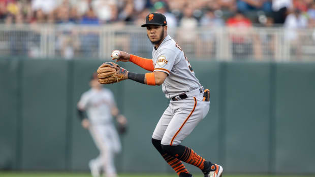 SF Giants second baseman Thairo Estrada gets ready to throw to first base. (2023)